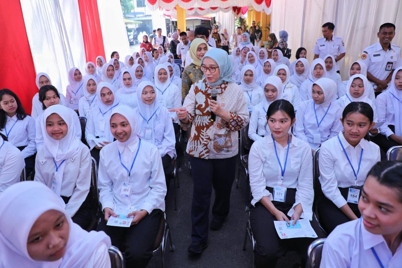 Menteri Pendayagunaan Aparatur Negara dan Reformasi Birokrasi (PANRB) Rini Widyantini saat meninjau SKD sekolah kedinasan yang dilaksanakan di Kantor Regional III Badan Kepegawaian Negara (BKN) Bandung, Jawa Barat, Rabu (13/8). Foto: dok.Kementerian PANRB