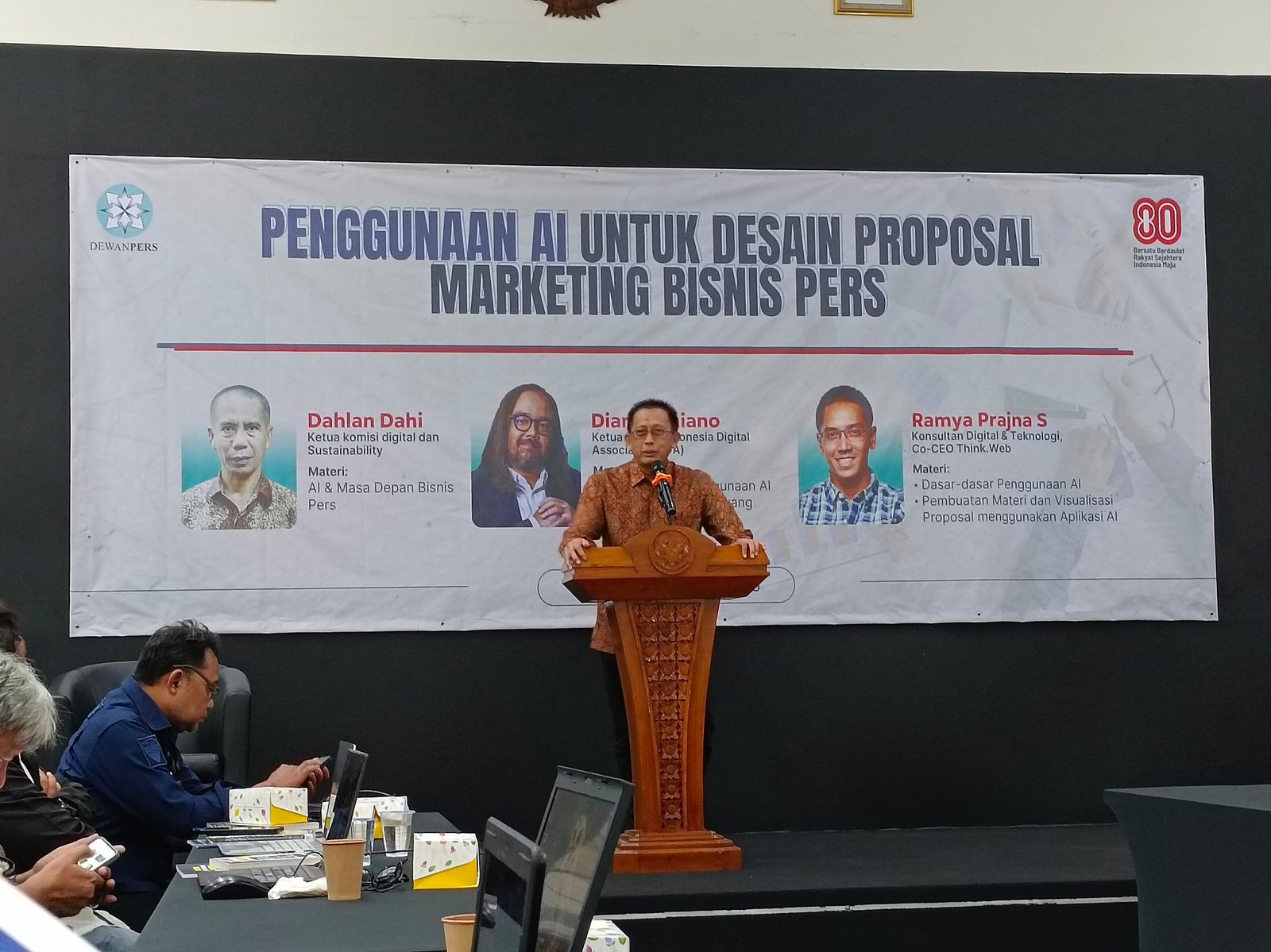 Wakil Ketua Dewan Pers, Totok Suryanto dalam pelatihan bertema “Penggunaan AI untuk Desain Proposal Marketing Bisnis Pers” pada Kamis (14/8). Foto: Juwita Sari