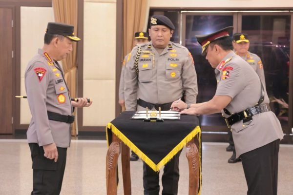 Kapolri Jenderal Polisi Listyo Sigit Prabowo secara resmi melantik Komjen Pol. Dedi Prasetyo sebagai Wakil Kepala Kepolisian Negara Republik Indonesia (Wakapolri), di Ruang Rapat Utama Mabes Polri, Jakarta Selatan, Sabtu (16/8). Foto: Dok. Humas Polri