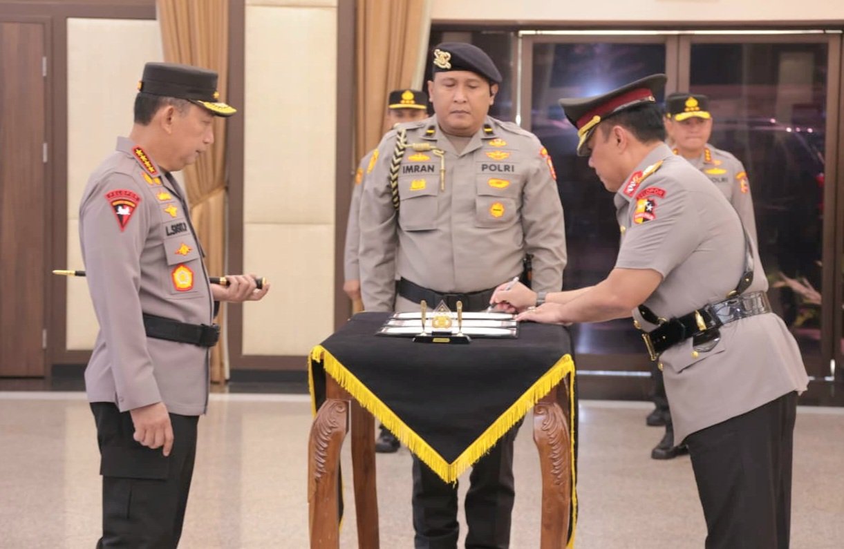 Kapolri Jenderal Polisi Listyo Sigit Prabowo secara resmi melantik Komjen Pol. Dedi Prasetyo sebagai Wakil Kepala Kepolisian Negara Republik Indonesia (Wakapolri), di Ruang Rapat Utama Mabes Polri, Jakarta Selatan, Sabtu (16/8). Foto: Dok. Humas Polri
