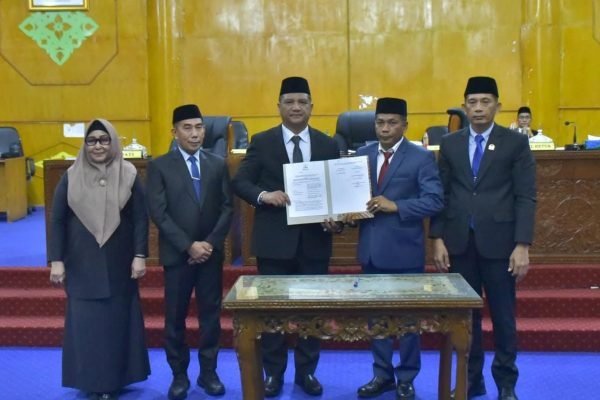 Bupati dan DPRK Aceh Tamiang, Aceh usai menggelar rapat paripurna penetapan enam rancangan qanun prioritas tahun 2025, Jumat (15/8). Foto: zulfitra/Gpriority