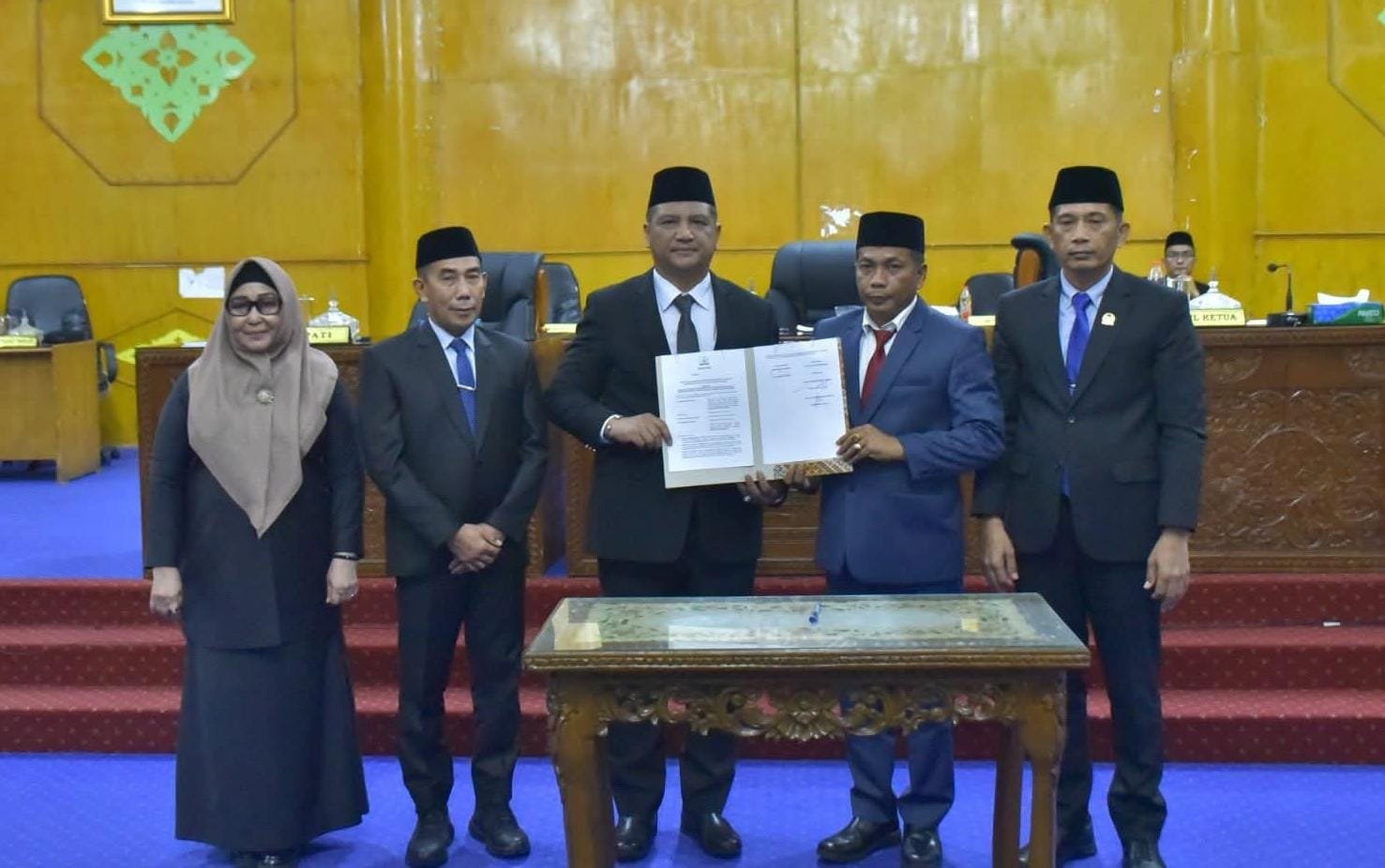 Bupati dan DPRK Aceh Tamiang, Aceh usai menggelar rapat paripurna penetapan enam rancangan qanun prioritas tahun 2025, Jumat (15/8). Foto: zulfitra/Gpriority