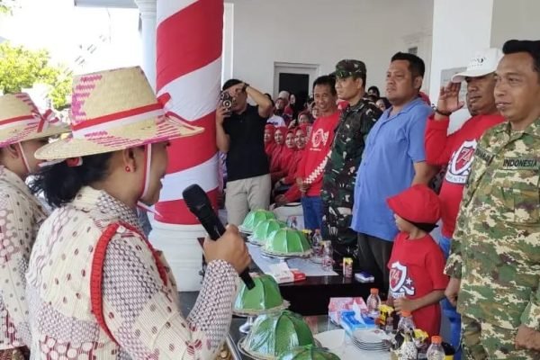 Lomba gerak jalan kelompok masyarakat memasuki area rumah jabatan Bupati Sidrap. Foto: dok.Pribadi