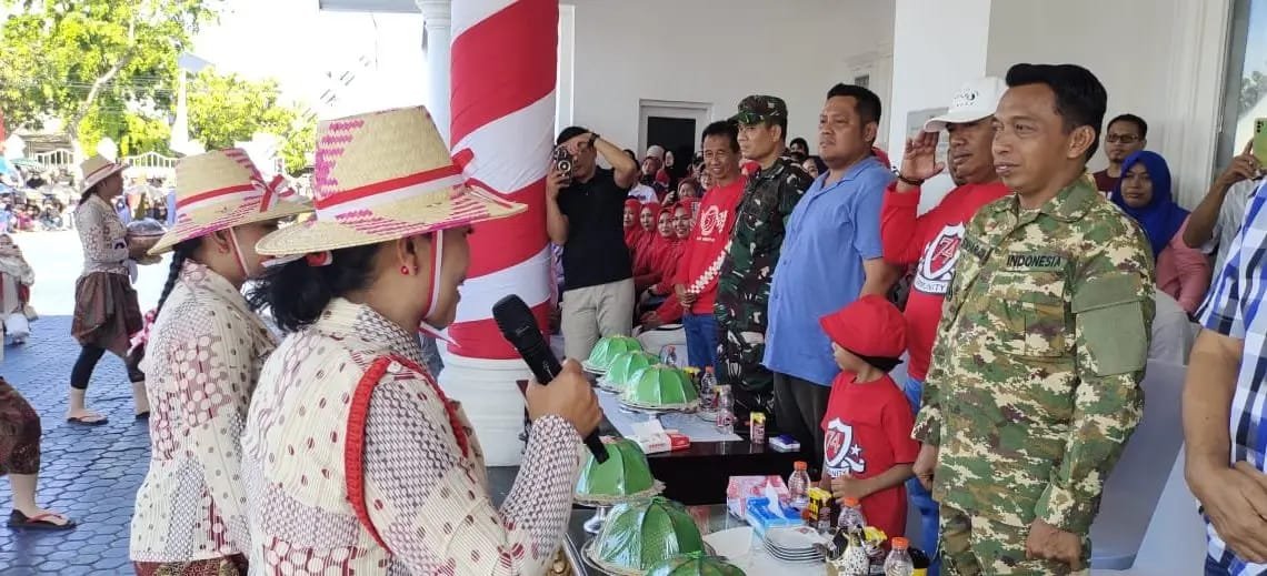 Lomba gerak jalan kelompok masyarakat memasuki area rumah jabatan Bupati Sidrap. Foto: dok.Pribadi