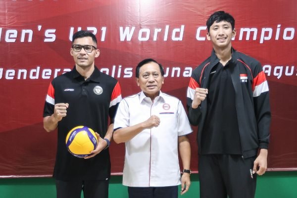 Ketua Umum Pengurus Pusat Persatuan Bola Voli Seluruh Indonesia (PP PBVSI), Imam Sudjarwo bersama Timnas Voli Putra U-21. Foto: istimewa
