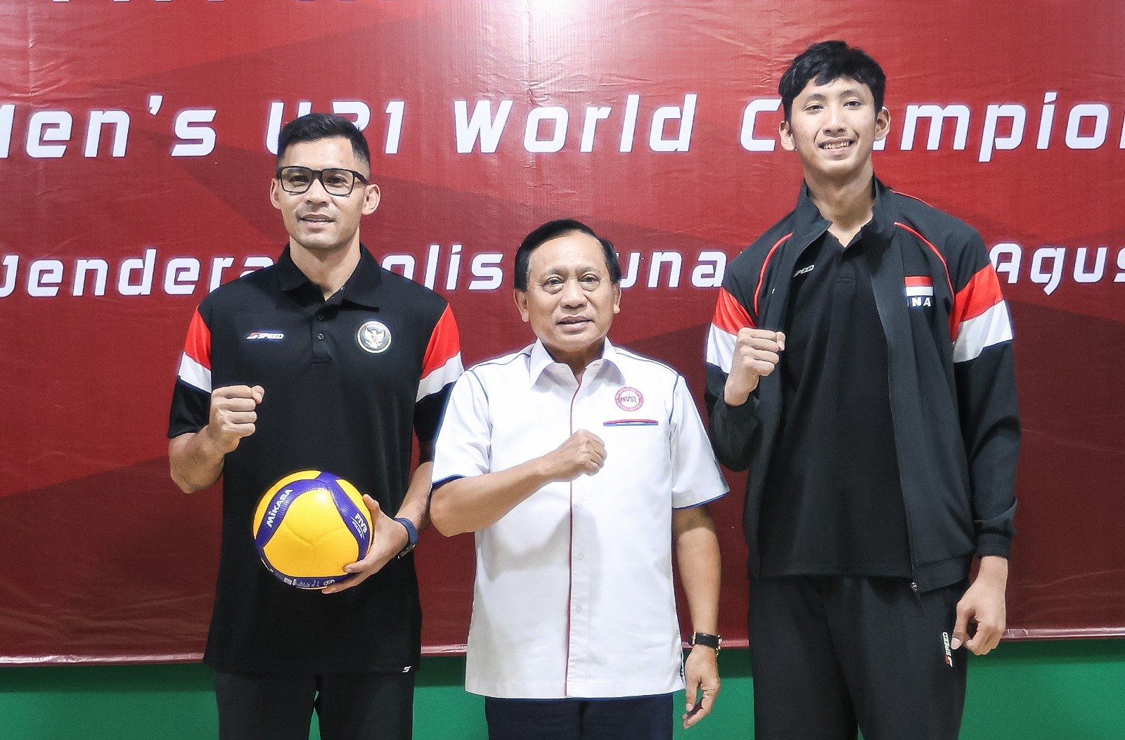 Ketua Umum Pengurus Pusat Persatuan Bola Voli Seluruh Indonesia (PP PBVSI), Imam Sudjarwo bersama Timnas Voli Putra U-21. Foto: istimewa