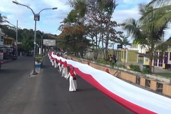 Kaum ibu-ibu yang tergabung dalam Ikatan Persaudaraan Haji Indonesia (IPHI) Kota Parepare berjalan kaki 7 Kilometer membentangkan bendera merah putih. Foto: dok.pribadi