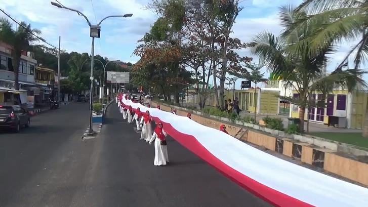 Kaum ibu-ibu yang tergabung dalam Ikatan Persaudaraan Haji Indonesia (IPHI) Kota Parepare berjalan kaki 7 Kilometer membentangkan bendera merah putih. Foto: dok.pribadi