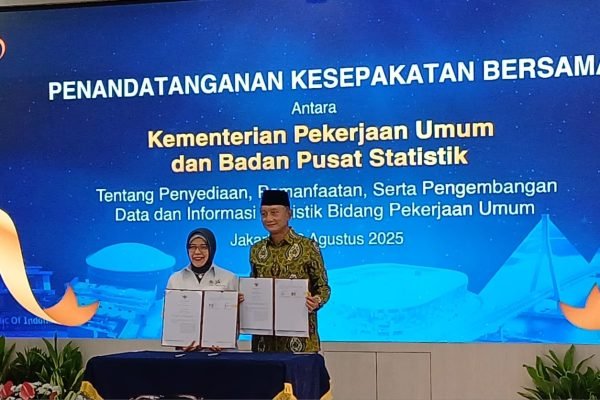 Penandatanganan Nota Kesepahaman (MoU) oleh Menteri PU Dony Hanggodo dan Kepala BPS Amalia Adininggar Widyasanti di Kantor Kementerian PU, Jakarta, Selasa (19/8). Foto: GPriority/Dimas A Putra