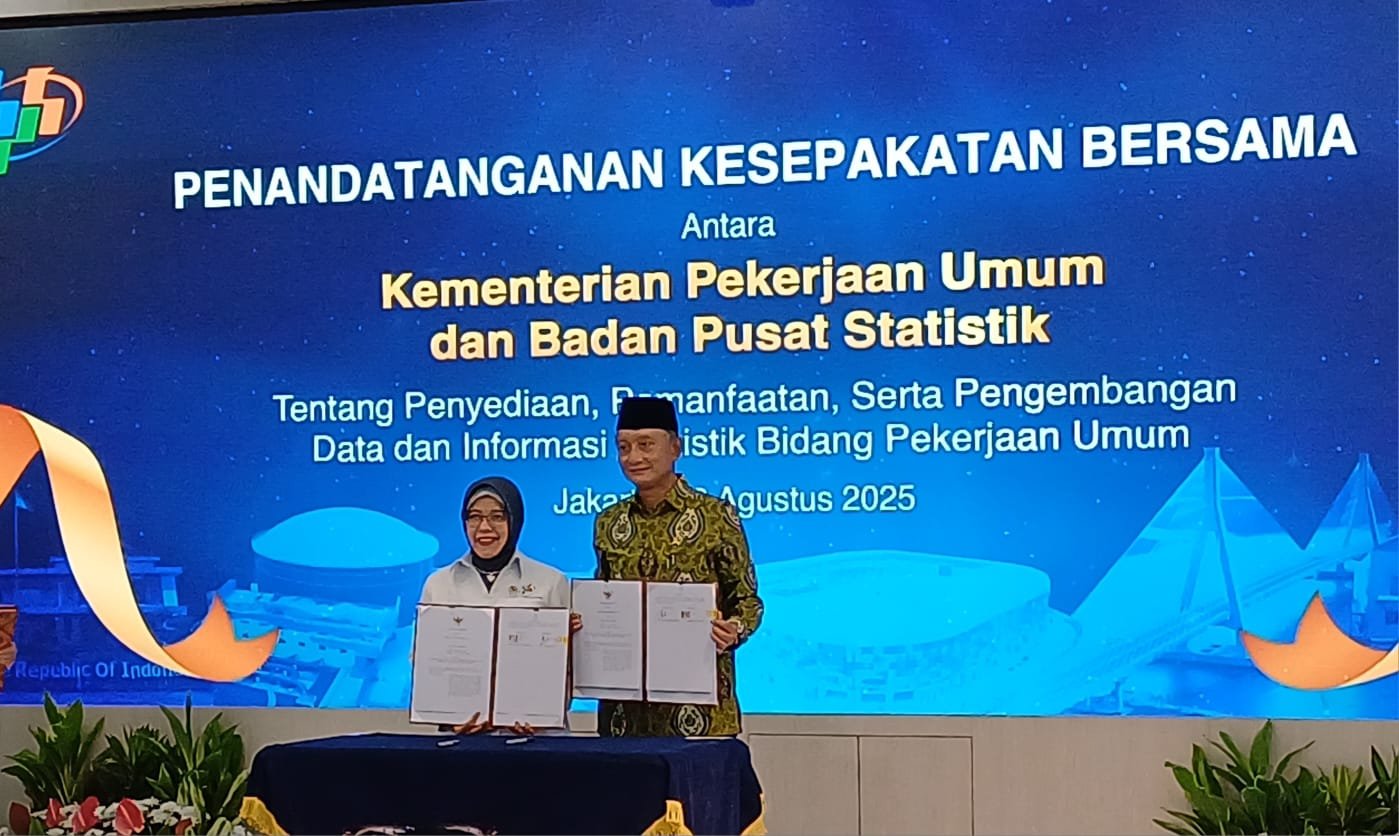 Penandatanganan Nota Kesepahaman (MoU) oleh Menteri PU Dony Hanggodo dan Kepala BPS Amalia Adininggar Widyasanti di Kantor Kementerian PU, Jakarta, Selasa (19/8). Foto: GPriority/Dimas A Putra