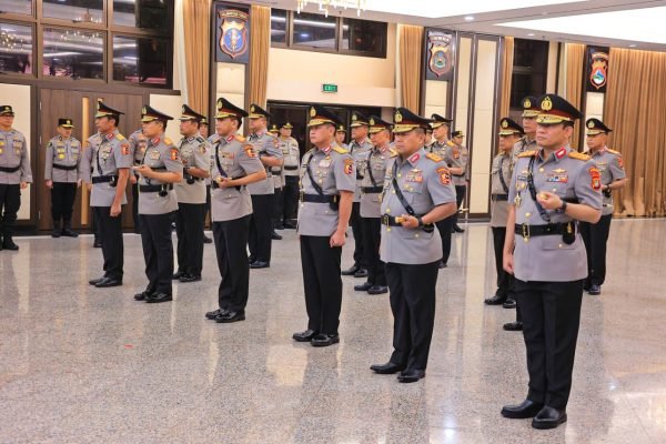 Kapolri Jenderal Polisi Listyo Sigit Prabowo melantik sekaligus melakukan serah terima jabatan (sertijab) sejumlah pejabat tinggi Polri di Mabes Polri pada Selasa (19/8). Foto: dok.Polri