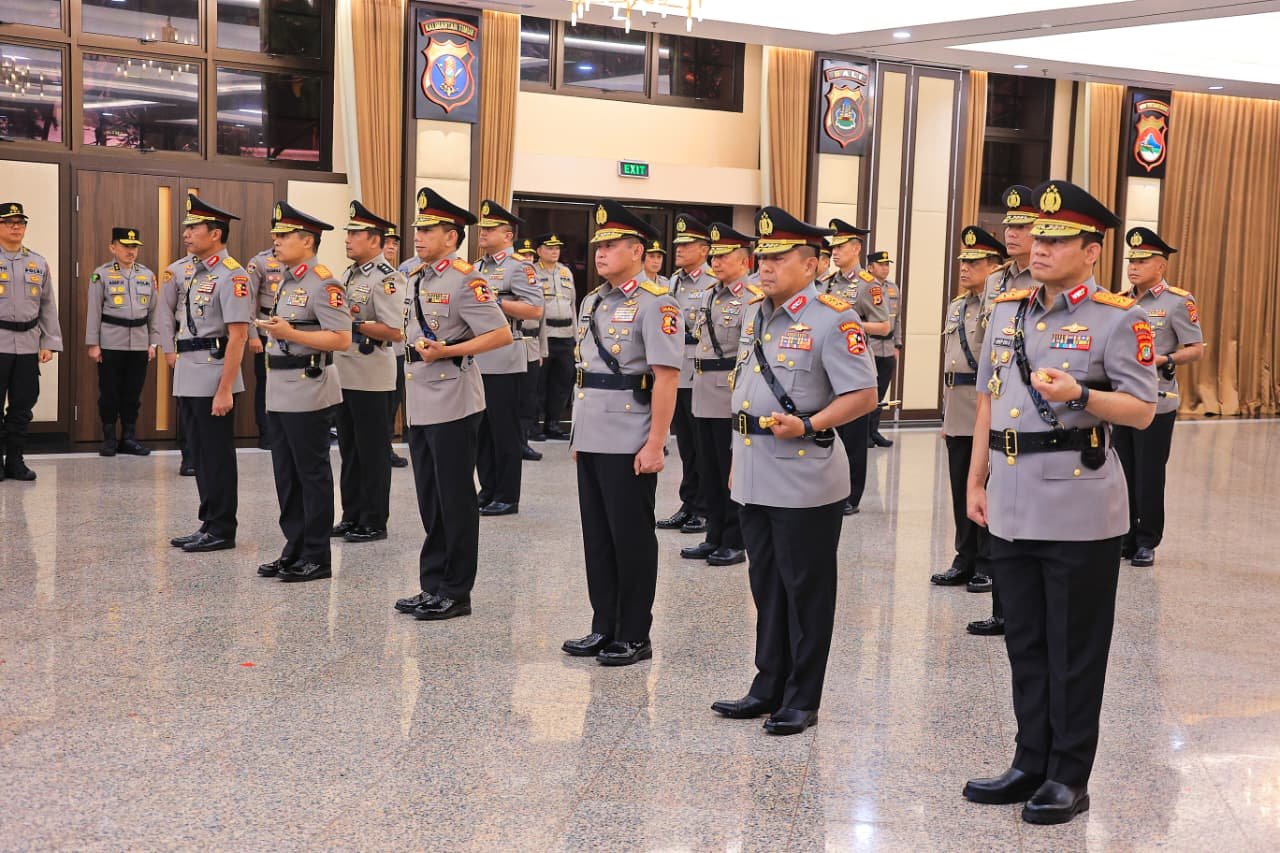 Kapolri Jenderal Polisi Listyo Sigit Prabowo melantik sekaligus melakukan serah terima jabatan (sertijab) sejumlah pejabat tinggi Polri di Mabes Polri pada Selasa (19/8). Foto: dok.Polri