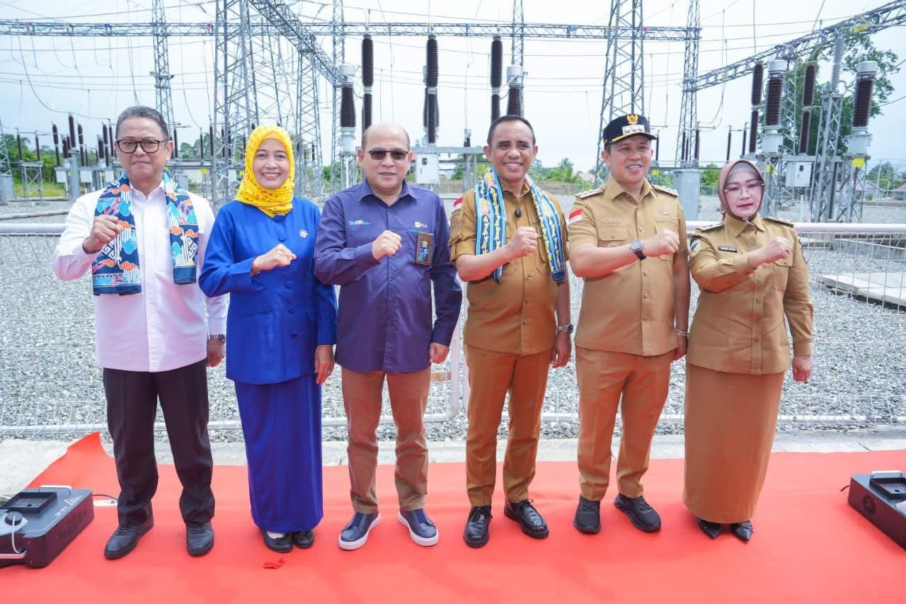 Bupati Morowali, Iksan Baharudin Abdul Rauf dan Wakil Bupati Morowali Iriane Iliyas mendampingi Gubernur Sulawesi Tengah Anwar Hafid dalam peresmian infrastruktur kelistrikan PT PLN UIP Sulawesi di Desa Bente, Bungku Tengah, Selasa (19/8). Foto: MC.Kabupaten Morowali