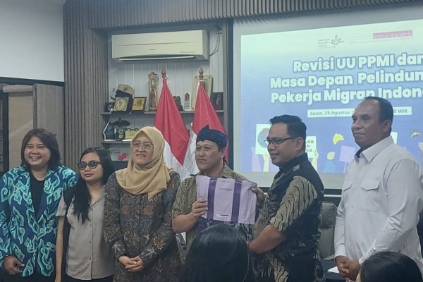 Sekretaris Dirjen Perlindungan KPPMI, Dayan Victor Imanuel Blegur (kanan), saat menjadi narasumber diskusi publik di Kantor Komnas Perempuan, Senin (25/8)/Foto : Dok. Nindya Farhah Azzahrah