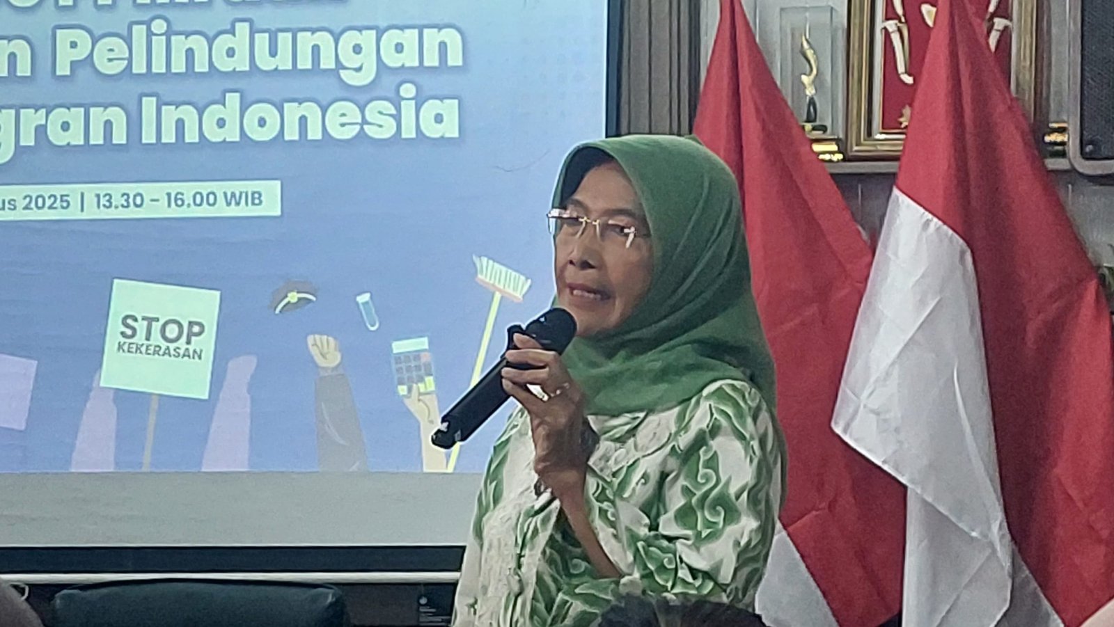 Komisioner Komnas Perempuan, Maria Ulfah Anshor saat memberikan sambutan pada agenda diskusi publik di kantor Komnas Perempuan, Senin (25/8)/Foto : Nindya Farhah Azzahrah
