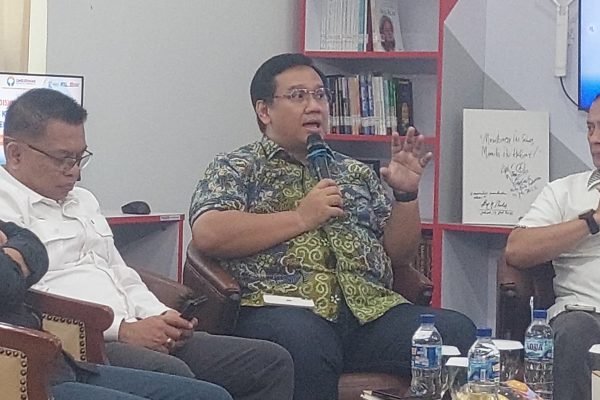 Anggota Ombusman RI, Yeka Hendra Fatika, saat membuka diskusi publik terkait perberasan di kantor Ombudsman, Jakarta, Selasa (26/8)