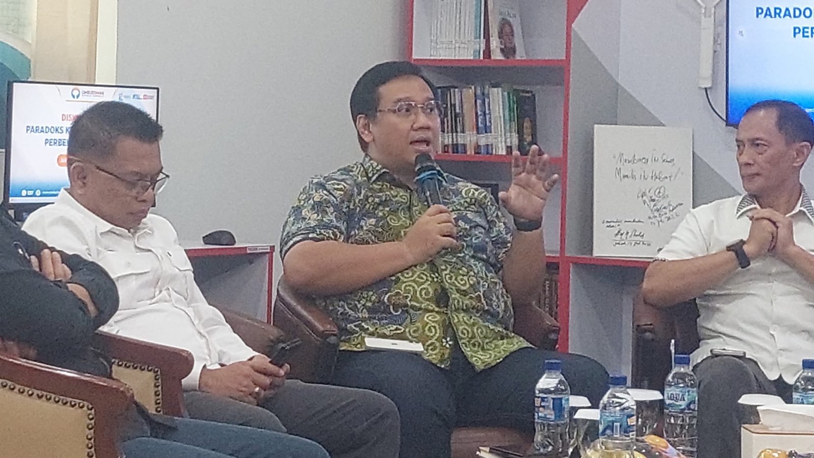 Anggota Ombusman RI, Yeka Hendra Fatika, saat membuka diskusi publik terkait perberasan di kantor Ombudsman, Jakarta, Selasa (26/8)
