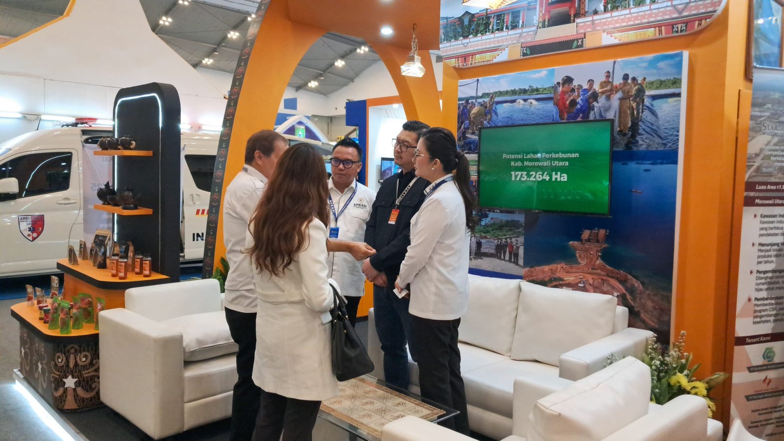 Bupati Poso, Vena Inkiriwang, saat mengunjung stand Morowali Utara di Apkasi Otonomi Expo 2025/Foto : Dok. Pribadi