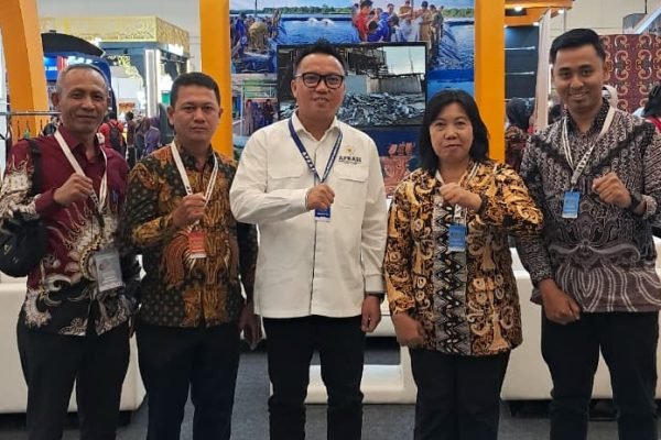 Bupati Delis Julkarson Hehi di stand Morowali Utara pada Apkasi Otonomi Expo 2025/Foto : Dok. Pribadi