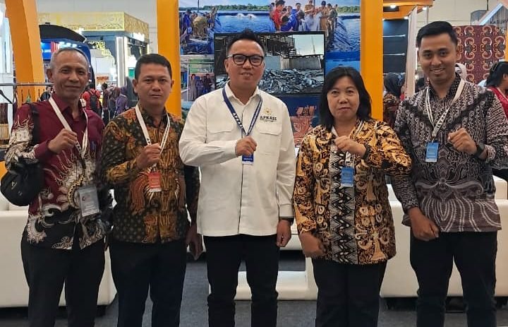 Bupati Delis Julkarson Hehi di stand Morowali Utara pada Apkasi Otonomi Expo 2025/Foto : Dok. Pribadi