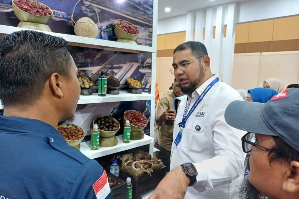 Bupati Halmahera Selatan, Hasan Ali Bassam Kasuba saat mengenalkan produk UMKM di Apkasi Otonomi Expo 2025, Kamis (28/8). Foto: GPriority/Dimas A Putra