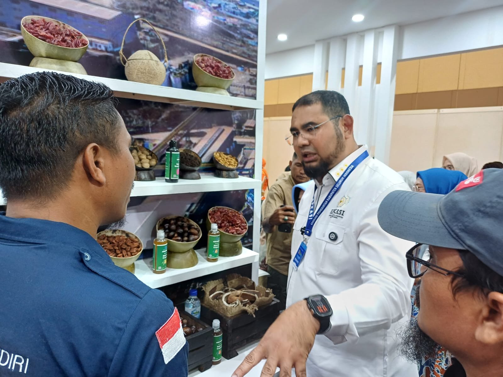 Bupati Halmahera Selatan, Hasan Ali Bassam Kasuba saat mengenalkan produk UMKM di Apkasi Otonomi Expo 2025, Kamis (28/8). Foto: GPriority/Dimas A Putra