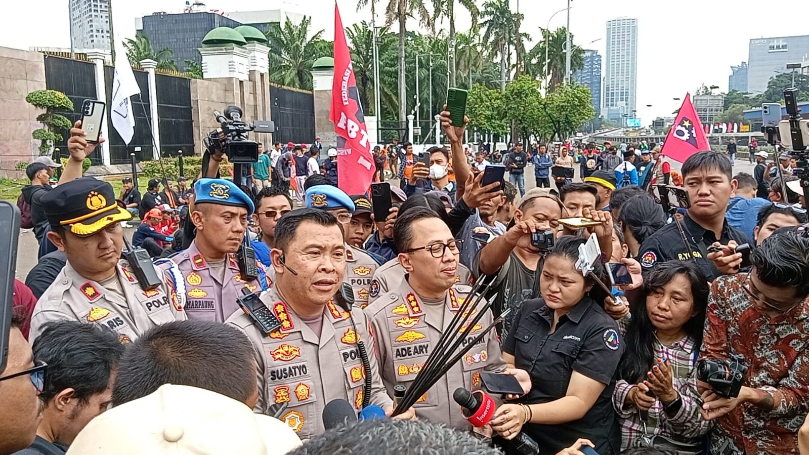 Kapolres Jakpus, Susatyo Condro & Kabis Humas PMJ, Ade Ary.