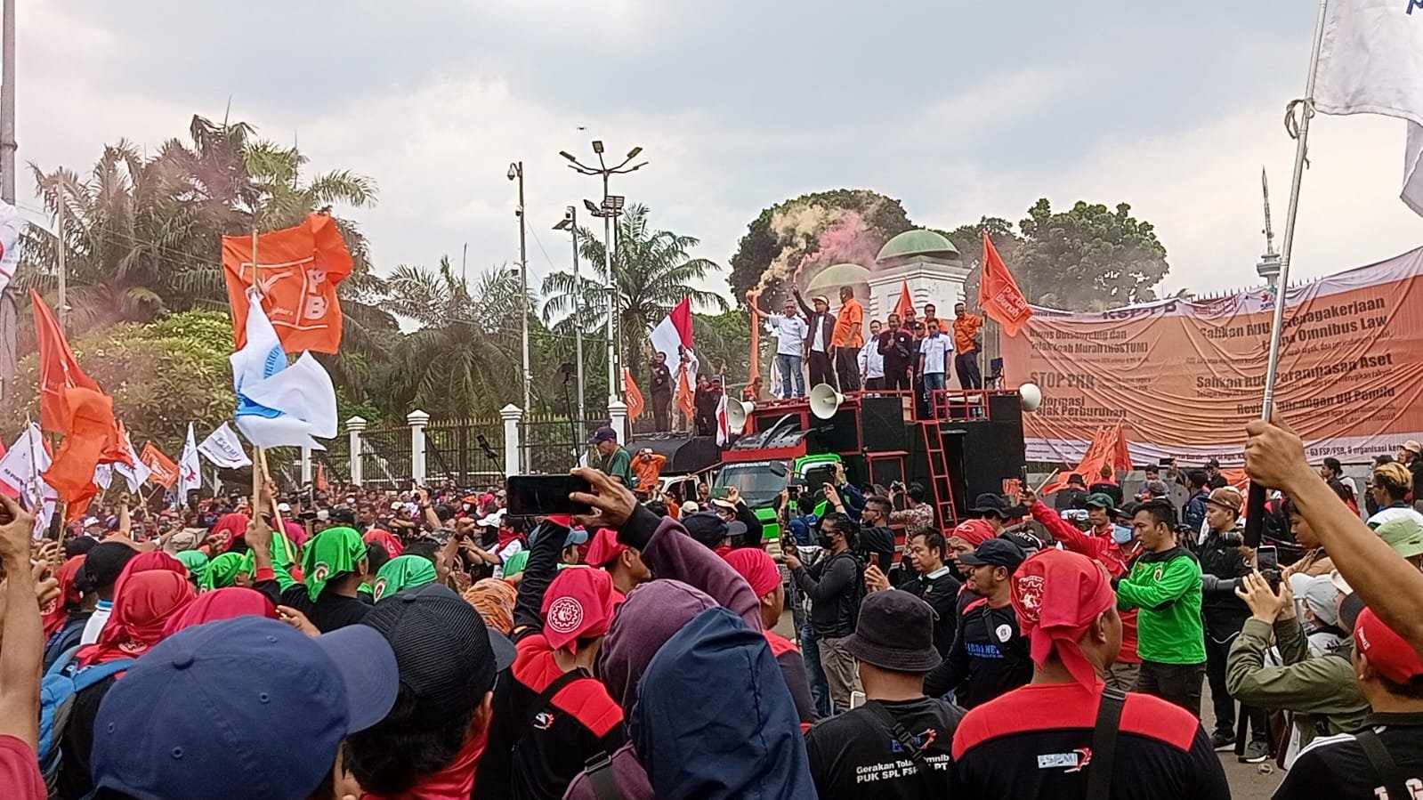 Massa aksi buruh saat berorasi. Foto:(GPriority/Rizqi Juned)