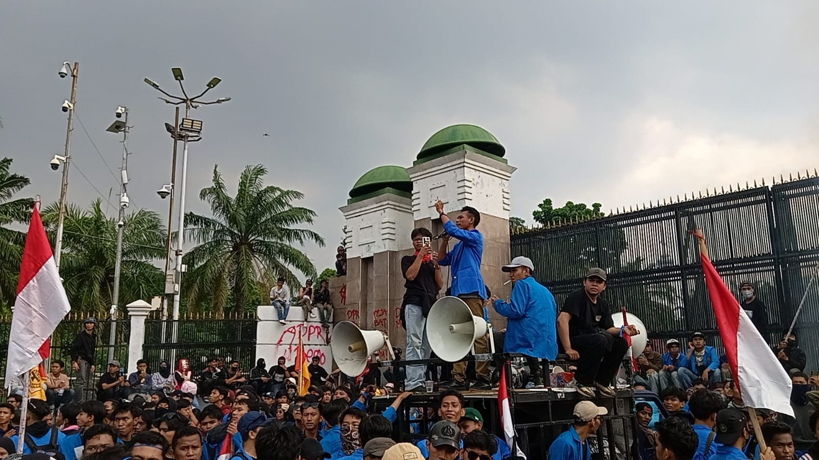 Mahasiswa Universitas Pamulang saat berorasi. Foto:(GPriority/Rizqi Juned)