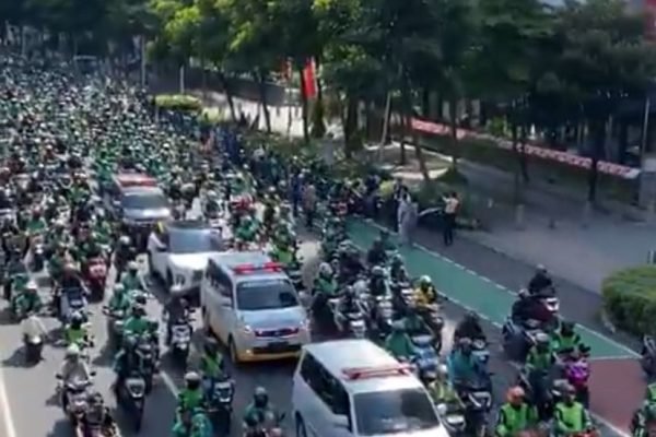 Momen pengemudi ojol mengiringi jenazah Affan Kurniawan ke peristirahatan terakhir/Foto : Dok Istimewa