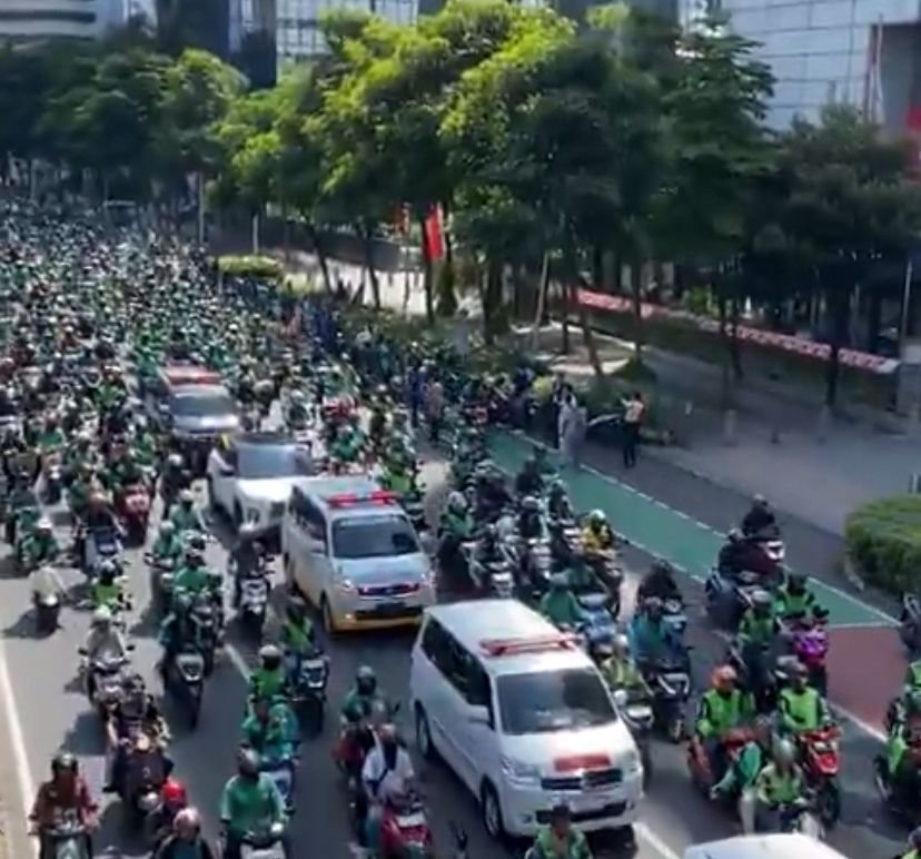 Momen pengemudi ojol mengiringi jenazah Affan Kurniawan ke peristirahatan terakhir/Foto : Dok Istimewa