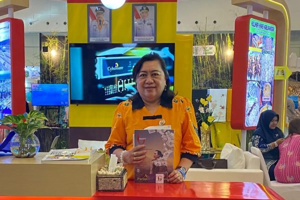 Kepala Dinas Kopeasi dan UMKM Kabupaten Banggai, Helena Padeatu di booth acara Apkasi Otonomi Expo 2025/Foto : Dok Fifi Abdurahman