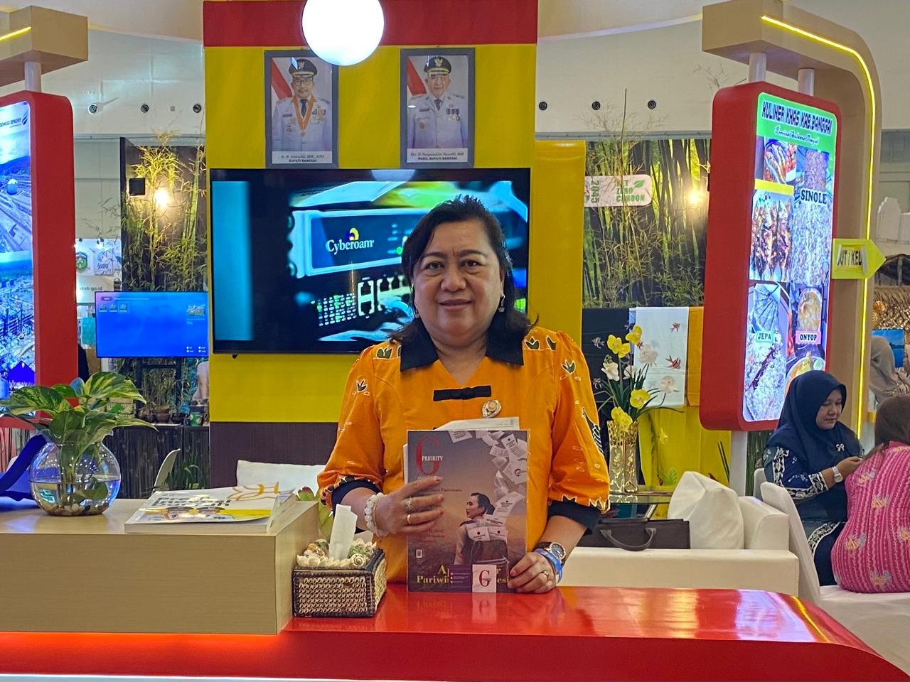 Kepala Dinas Kopeasi dan UMKM Kabupaten Banggai, Helena Padeatu di booth acara Apkasi Otonomi Expo 2025/Foto : Dok Fifi Abdurahman