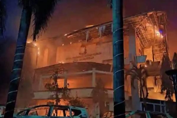 Gedung DPRD Makassar terbakar pada Jumat (29/8). Foto: dok.pribadi