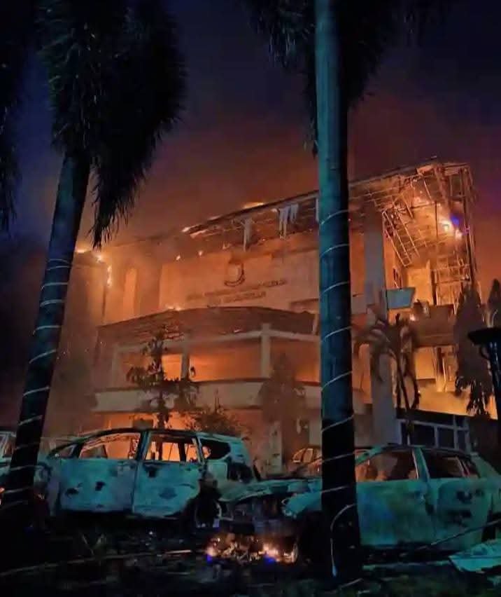 Gedung DPRD Makassar terbakar pada Jumat (29/8). Foto: dok.pribadi