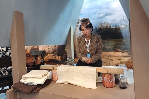 Pengerajin Kain Kulit Kayu Ranta, Ruli Labulu saat dijumpai di Booth Kabupaten Poso dalam ajang Apkasi Otonomi Expo 2025. Foto: GPriority/Dimas A Putra