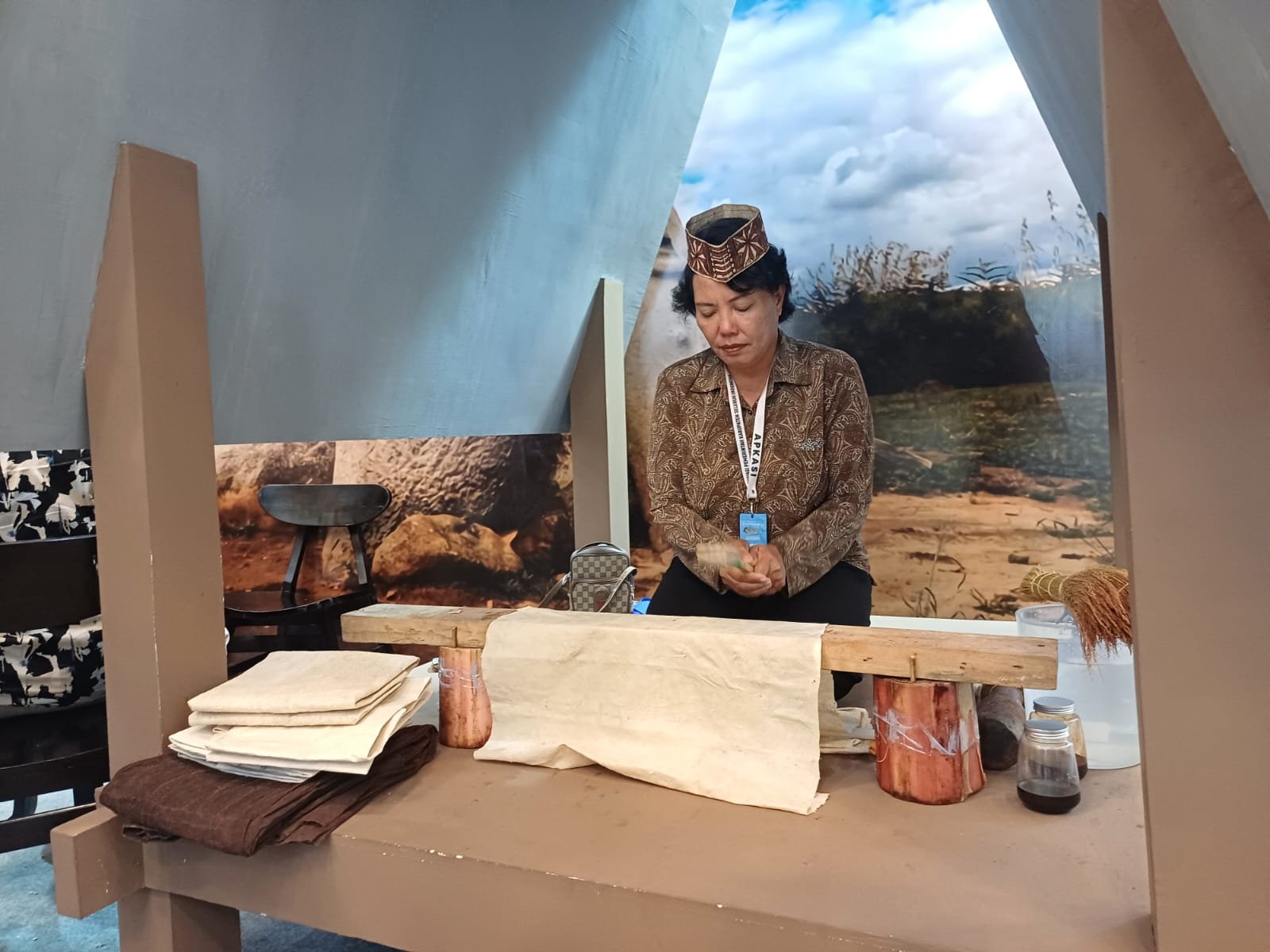 Pengerajin Kain Kulit Kayu Ranta, Ruli Labulu saat dijumpai di Booth Kabupaten Poso dalam ajang Apkasi Otonomi Expo 2025. Foto: GPriority/Dimas A Putra
