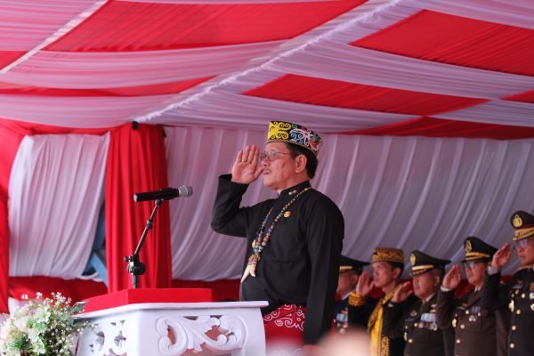 Wakil Gubernur Kaltara, Ingkong Ala, S.E., M.Si, bertindak sebagai inspektur dalam Upacara Penurunan Bendera di Lapangan Agathis, Tanjung Selor, Minggu (17/8) sore/Foto : GPriority (Rizky Dimuharram)