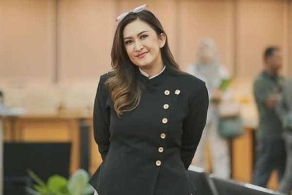 Aktris dan anggota DPR RI, Nafa Urbach alokasikan gaji dan tunjangannya untuk masyarakat di dapilnya/Foto : Dok. Instagram @nafaurbach