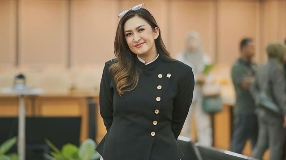 Aktris dan anggota DPR RI, Nafa Urbach alokasikan gaji dan tunjangannya untuk masyarakat di dapilnya/Foto : Dok. Instagram @nafaurbach