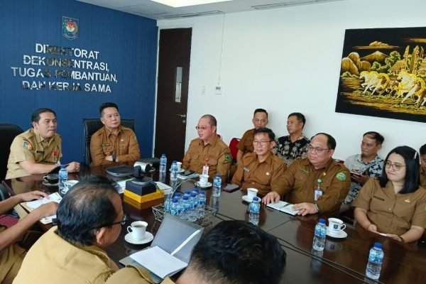 Bupati Mahakam Ulu (Mahulu) Bonifasius Belawan Geh bersama pejabat terkait melakukan audiensi ke Kementerian Dalam Negeri pada Senin (4/8). Foto: GPriority/Juwita Sari