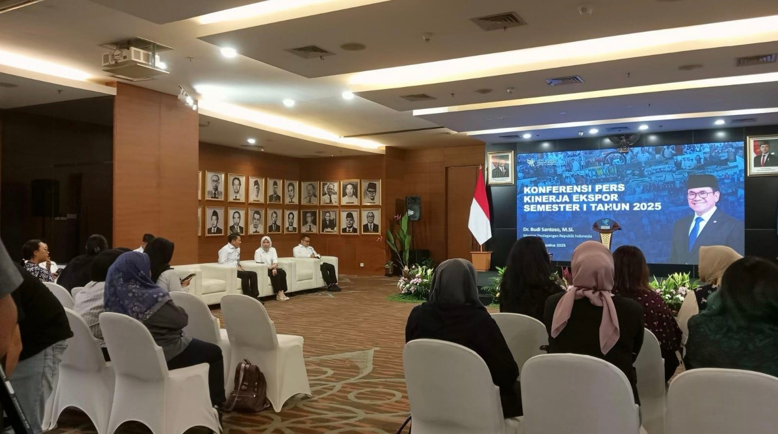 Suasana konferensi pers kinerja ekspor Kementrian Perdagangan semester 1, konferensi pers dipimpin langsung oleh Menteri Perdagangan Budi Santoso di Gedung Kementrian Perdagangan, Jakarta, Senin (4/8). Foto: Rizki Juned
