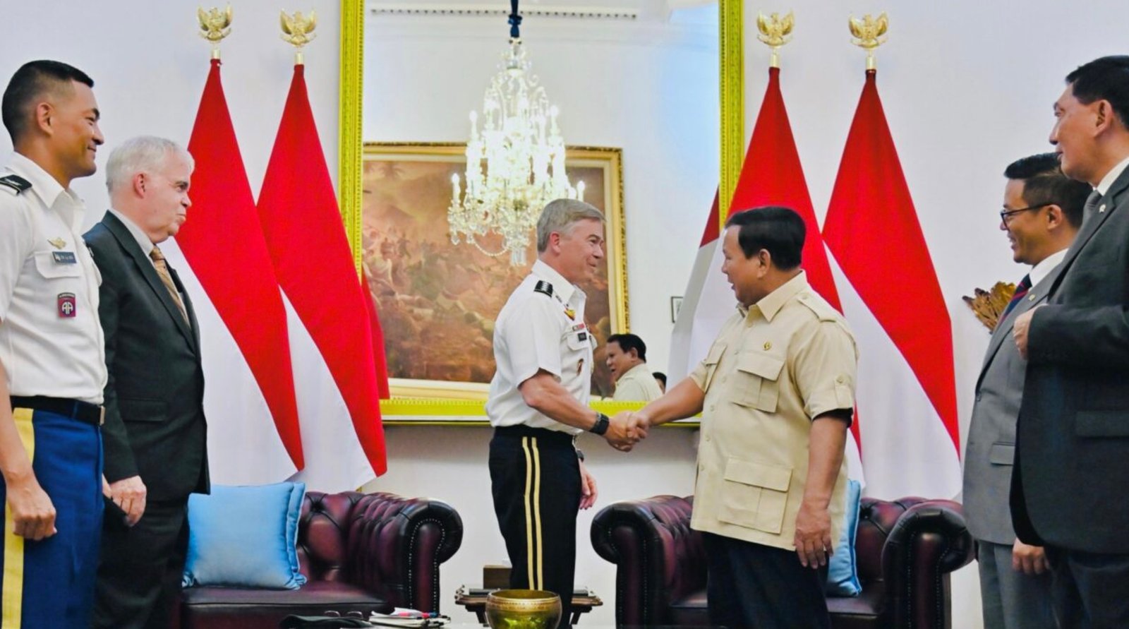 Presiden Republik Indonesia, Prabowo Subianto menerima kunjungan Komandan Komando Operasi Khusus Amerika Serikat, Jenderal Bryan Fenton di Istana Merdeka, Jakarta, pada Senin (4/8). Foto: BPMI Setpres/Laily Rachev