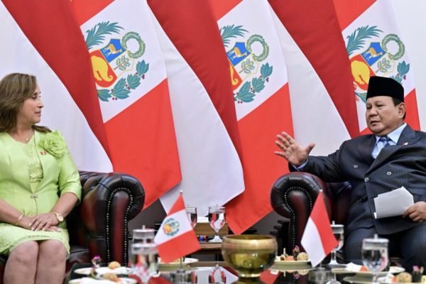 Presiden Republik Indonesia, Prabowo Subianto dan Presiden Republik Peru, Dina Ercilia Boluarte Zegarra melakukan pertemuan tête-à-tête, di ruang kerja Istana Merdeka, Jakarta, Senin (11/8). Foto: BPMI Setpres/Muchlis Jr
