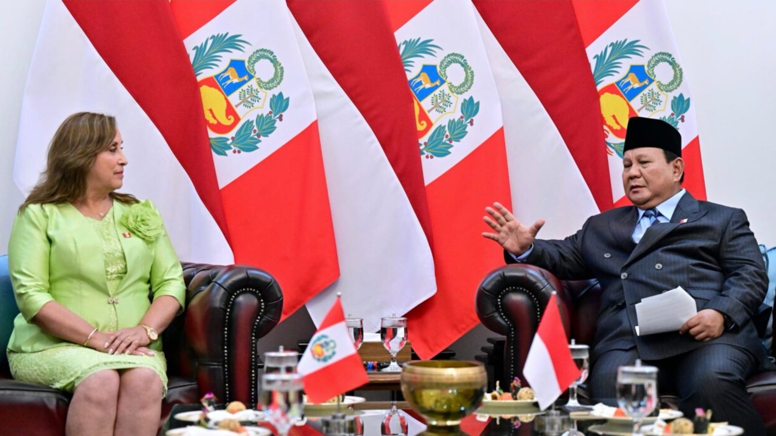 Presiden Republik Indonesia, Prabowo Subianto dan Presiden Republik Peru, Dina Ercilia Boluarte Zegarra melakukan pertemuan tête-à-tête, di ruang kerja Istana Merdeka, Jakarta, Senin (11/8). Foto: BPMI Setpres/Muchlis Jr