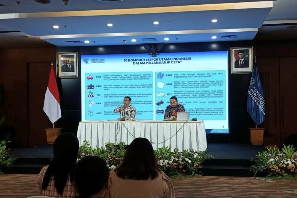 Dirjen Perundingan Perdagangan Luar Negeri, Djatmiko Witjaksono, saat menjelaskan daftar komoditas utama ekspor Indonesia , di Auditorium Kementerian Perdagangan, (12/8). Foto: GPriority/Rizqi Juned
