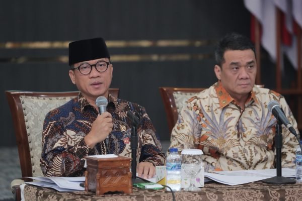 Mendes PDT Yandri Susanto (kiri) dan Wamendes PDT, Ahmad Riza Patria saat memberikan keterangan pers di Kantor Kemendes PDT, Jakarta, Rabu (13/8). Foto: dok. Kemendes PDT