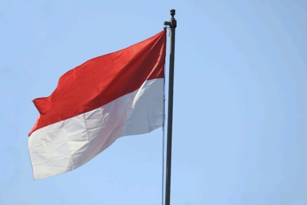 Illustrasi bendera Indonesia. Foto: (unsplash/mufid majnun)