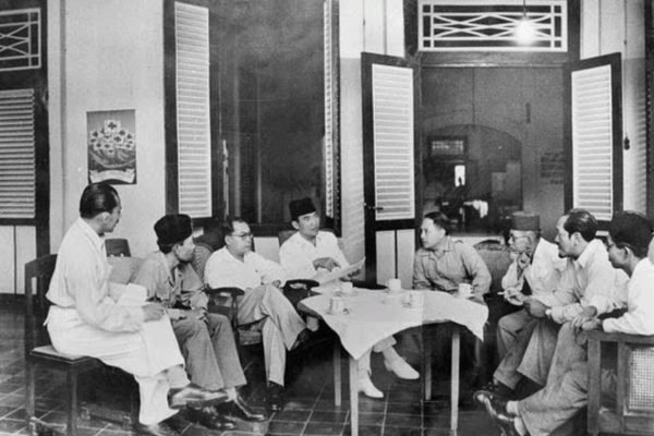 Soekarno dan Bung Hatta sedang berdiskusi dengan golongan muda. Foto: Pinterest
