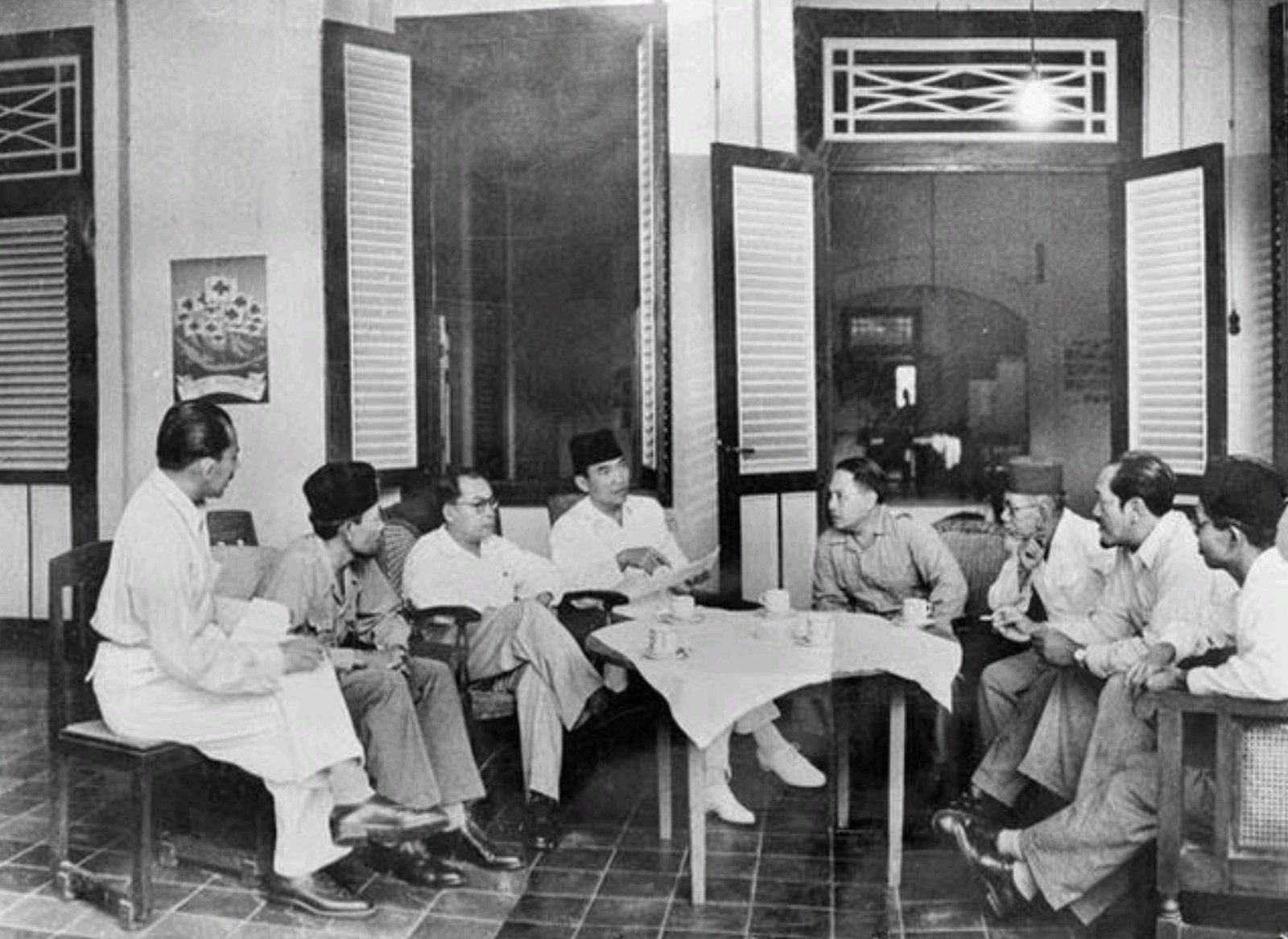 Soekarno dan Bung Hatta sedang berdiskusi dengan golongan muda. Foto: Pinterest